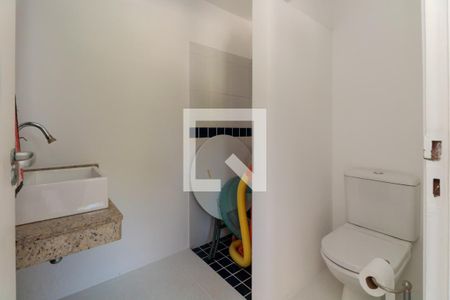 Casa à venda com 476m², 5 quartos e 4 vagas Casa à venda com 476m², 5 quartos e 4 vagasQuintal banheiro