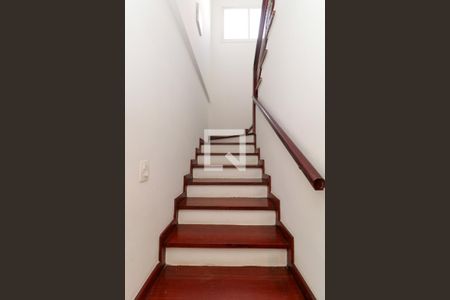 Casa à venda com 476m², 5 quartos e 4 vagas Casa à venda com 476m², 5 quartos e 4 vagasEscada