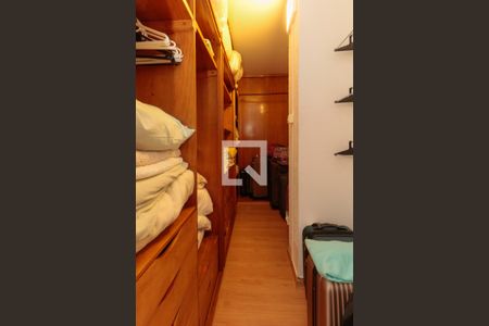 Casa à venda com 476m², 5 quartos e 4 vagas Casa à venda com 476m², 5 quartos e 4 vagasQuarto 2