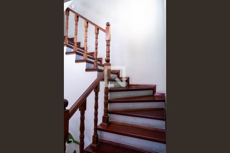 Casa à venda com 331m², 3 quartos e 8 vagas Casa à venda com 331m², 3 quartos e 8 vagasEscada