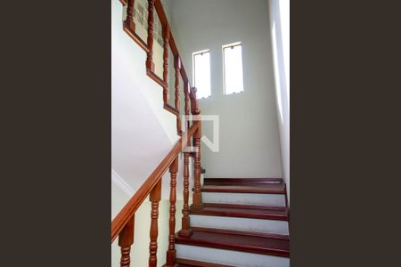 Casa à venda com 331m², 3 quartos e 8 vagas Casa à venda com 331m², 3 quartos e 8 vagasEscada