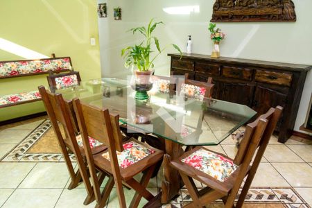 Casa à venda com 331m², 3 quartos e 8 vagas Casa à venda com 331m², 3 quartos e 8 vagasSala de Jantar