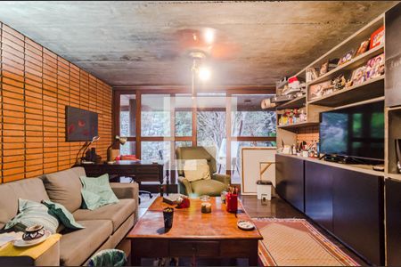 Casa à venda com 331m², 5 quartos e 2 vagas Casa à venda com 331m², 5 quartos e 2 vagasSala de TV