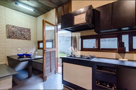 Casa à venda com 331m², 5 quartos e 2 vagas Casa à venda com 331m², 5 quartos e 2 vagasCozinha