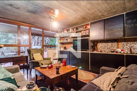 Casa à venda com 331m², 5 quartos e 2 vagas Casa à venda com 331m², 5 quartos e 2 vagasSala de TV