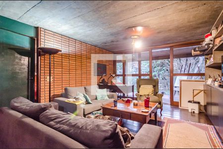 Casa à venda com 331m², 5 quartos e 2 vagas Casa à venda com 331m², 5 quartos e 2 vagasSala de TV