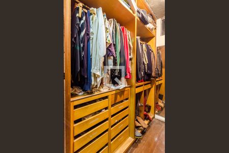 Casa à venda com 331m², 5 quartos e 2 vagas Casa à venda com 331m², 5 quartos e 2 vagasCloset