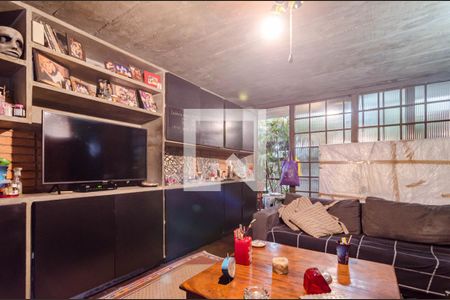 Casa à venda com 331m², 5 quartos e 2 vagas Casa à venda com 331m², 5 quartos e 2 vagasSala de TV