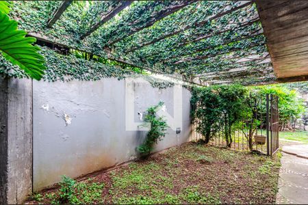 Casa à venda com 331m², 5 quartos e 2 vagas Casa à venda com 331m², 5 quartos e 2 vagasJardim lateral