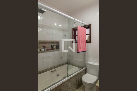 Casa à venda com 250m², 3 quartos e 5 vagasBanheiro da Suíte 1