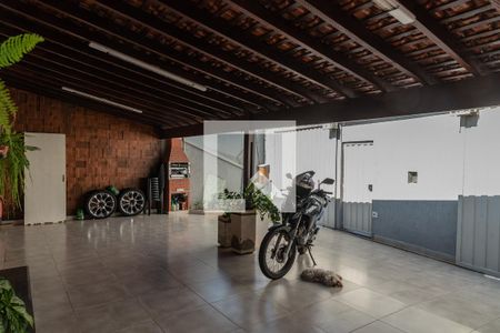 Casa à venda com 250m², 3 quartos e 5 vagasVaranda e Garagem