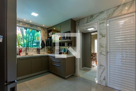 Casa à venda com 280m², 5 quartos e 4 vagas Casa à venda com 280m², 5 quartos e 4 vagasCozinha