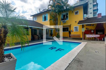 Casa à venda com 280m², 5 quartos e 4 vagas Casa à venda com 280m², 5 quartos e 4 vagasPiscina