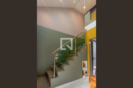 Casa à venda com 280m², 5 quartos e 4 vagas Casa à venda com 280m², 5 quartos e 4 vagasEscada