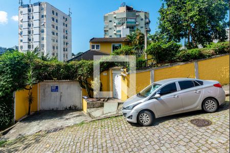 Casa à venda com 280m², 5 quartos e 4 vagas Casa à venda com 280m², 5 quartos e 4 vagasFachada