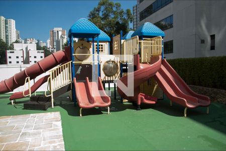 Apartamento à venda com 198m², 4 quartos e 4 vagas Apartamento à venda com 198m², 4 quartos e 4 vagasÁrea Comum - Playground