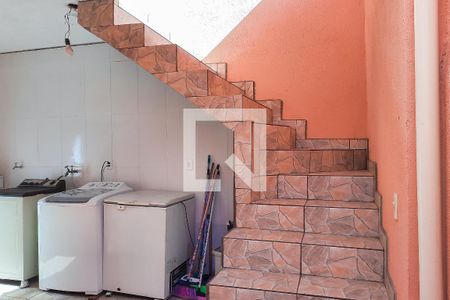 Casa à venda com 250m², 4 quartos e 3 vagas Casa à venda com 250m², 4 quartos e 3 vagasEscada