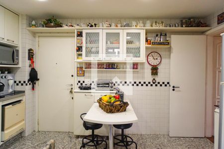 Apartamento à venda com 377m², 4 quartos e 4 vagas Apartamento à venda com 377m², 4 quartos e 4 vagasCozinha