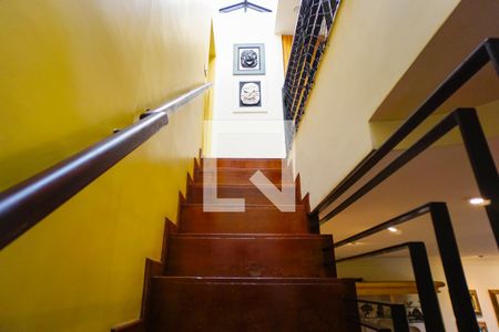 Apartamento à venda com 377m², 4 quartos e 4 vagas Apartamento à venda com 377m², 4 quartos e 4 vagasEscada