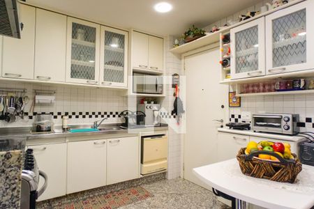 Apartamento à venda com 377m², 4 quartos e 4 vagas Apartamento à venda com 377m², 4 quartos e 4 vagasCozinha