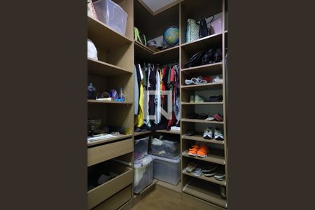 Apartamento à venda com 392m², 4 quartos e 2 vagas Apartamento à venda com 392m², 4 quartos e 2 vagasCloset do quarto 2