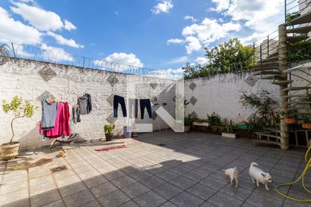 Casa à venda com 246m², 4 quartos e 3 vagasQuintal dos Fundos