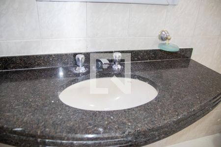 Casa à venda com 200m², 3 quartos e 2 vagas Casa à venda com 200m², 3 quartos e 2 vagasBanheiro 1