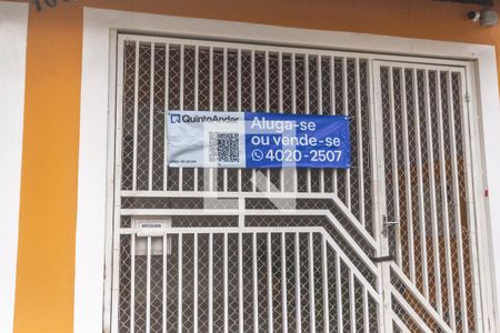 Casa à venda com 200m², 3 quartos e 3 vagas Casa à venda com 200m², 3 quartos e 3 vagasFachada