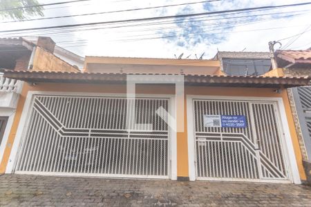 Casa à venda com 200m², 3 quartos e 3 vagas Casa à venda com 200m², 3 quartos e 3 vagasFachada