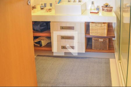 Apartamento à venda com 250m², 4 quartos e 2 vagas Apartamento à venda com 250m², 4 quartos e 2 vagasBanheiro da Suíte 2