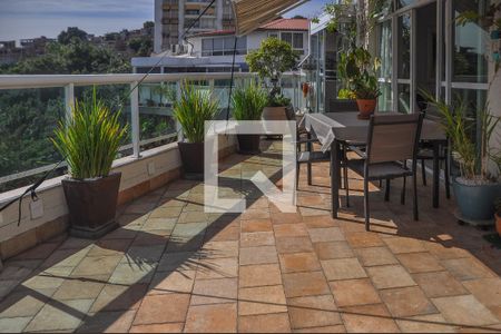 Apartamento à venda com 250m², 4 quartos e 2 vagas Apartamento à venda com 250m², 4 quartos e 2 vagasTerraço