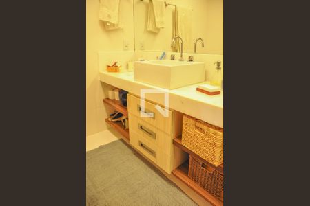 Apartamento à venda com 250m², 4 quartos e 2 vagas Apartamento à venda com 250m², 4 quartos e 2 vagasBanheiro da Suíte 2