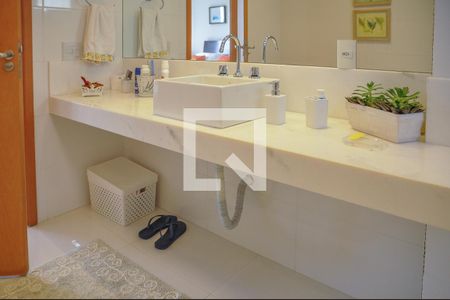 Apartamento à venda com 250m², 4 quartos e 2 vagas Apartamento à venda com 250m², 4 quartos e 2 vagasBanheiro da Suíte 3