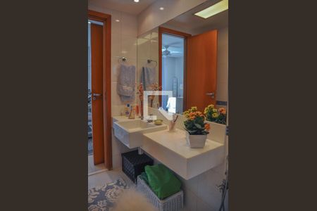 Apartamento à venda com 250m², 4 quartos e 2 vagas Apartamento à venda com 250m², 4 quartos e 2 vagasBanheiro da Suíte 1