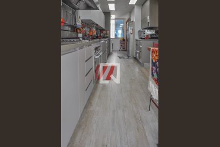 Apartamento à venda com 250m², 4 quartos e 2 vagas Apartamento à venda com 250m², 4 quartos e 2 vagasCozinha