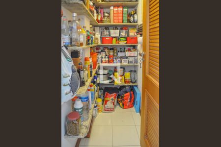 Apartamento à venda com 250m², 4 quartos e 2 vagas Apartamento à venda com 250m², 4 quartos e 2 vagasDespensa