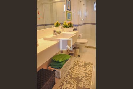 Apartamento à venda com 250m², 4 quartos e 2 vagas Apartamento à venda com 250m², 4 quartos e 2 vagasBanheiro da Suíte 1