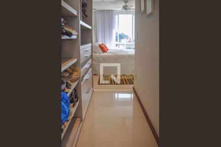 Apartamento à venda com 250m², 4 quartos e 2 vagas Apartamento à venda com 250m², 4 quartos e 2 vagasCloset da suíte 3