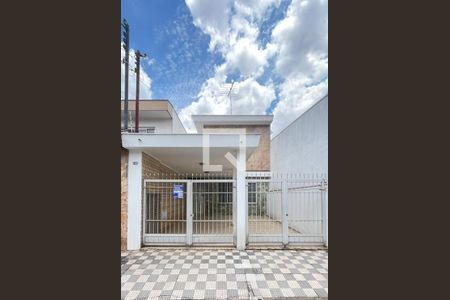 Casa à venda com 220m², 3 quartos e 2 vagas Casa à venda com 220m², 3 quartos e 2 vagasFachada