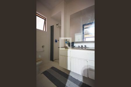 Casa à venda com 600m², 4 quartos e 3 vagas Casa à venda com 600m², 4 quartos e 3 vagasBanheiro suíte 1