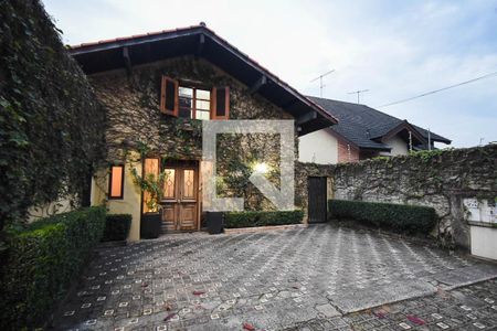 Casa à venda com 600m², 4 quartos e 3 vagas Casa à venda com 600m², 4 quartos e 3 vagasFachada