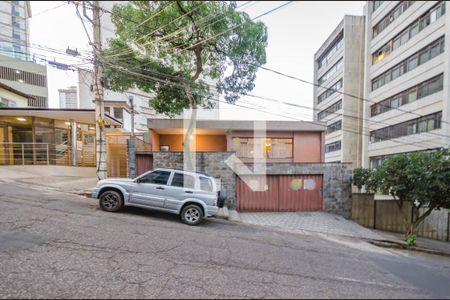 Casa à venda com 248m², 4 quartos e 4 vagas Casa à venda com 248m², 4 quartos e 4 vagasFachada