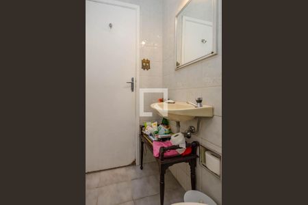 Casa à venda com 248m², 4 quartos e 4 vagas Casa à venda com 248m², 4 quartos e 4 vagasBanheiro Social piso inferior