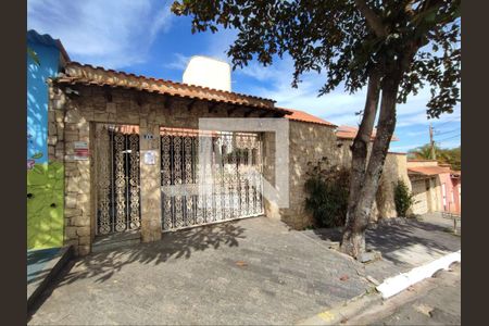Casa para alugar com 590m², 5 quartos e 8 vagas Casa para alugar com 590m², 5 quartos e 8 vagasFachada