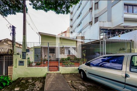 Casa à venda com 130m², 3 quartos e 2 vagas Casa à venda com 130m², 3 quartos e 2 vagasFachada