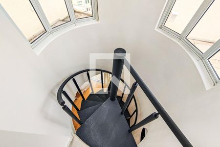 Apartamento para alugar com 99m², 2 quartos e 3 vagas Apartamento para alugar com 99m², 2 quartos e 3 vagasEscada