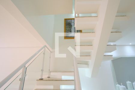 Casa de condomínio à venda com 144m², 3 quartos e 2 vagasEscada