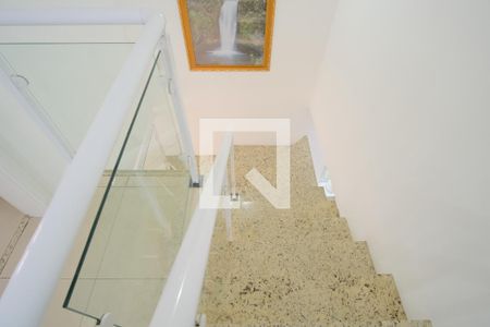 Casa de condomínio à venda com 144m², 3 quartos e 2 vagasEscada