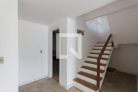 Casa de condomínio à venda com 270m², 3 quartos e sem vaga Casa de condomínio à venda com 270m², 3 quartos e sem vagaEscada