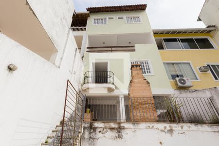 Casa de condomínio à venda com 270m², 3 quartos e sem vaga Casa de condomínio à venda com 270m², 3 quartos e sem vagaFachada